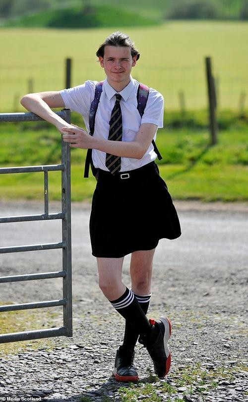 Shane mặc váy của em gái để phản đối quy định về đồng phục của nhà trường. Ảnh: Media Scotland. Shane mặc váy của em gái để phản đối quy định về đồng phục của nhà trường. Ảnh: Media Scotland.