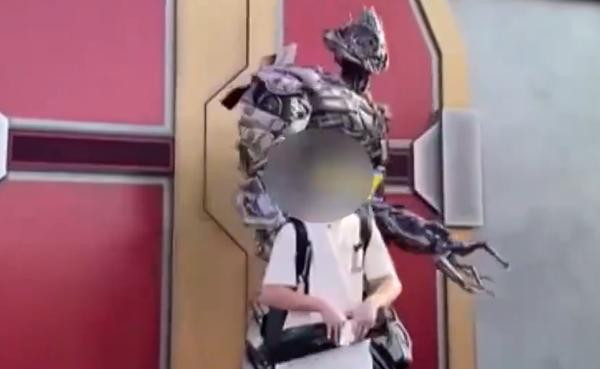 Vị khách tháo khẩu trang ra để cố chụp ảnh với robot, nhiều cư dân mạng nói rằng lẽ ra không cần làm mờ mặt vị khách này, cho anh ta bẽ mặt. Ảnh: Baidu. Vị khách tháo khẩu trang ra để cố chụp ảnh với robot, nhiều cư dân mạng nói rằng lẽ ra không cần làm mờ mặt vị khách này, cho anh ta bẽ mặt. Ảnh: Baidu.