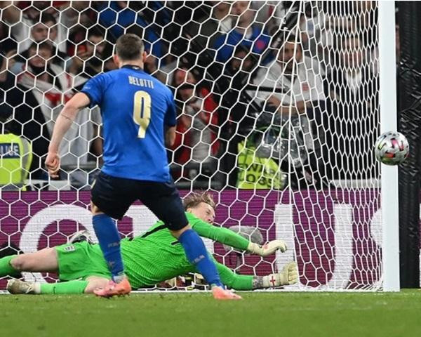 Pickford cũng cản được 2 quả penalty, giống như Donnarumma. - Ảnh: GMS. Pickford cũng cản được 2 quả penalty, giống như Donnarumma. - Ảnh: GMS.