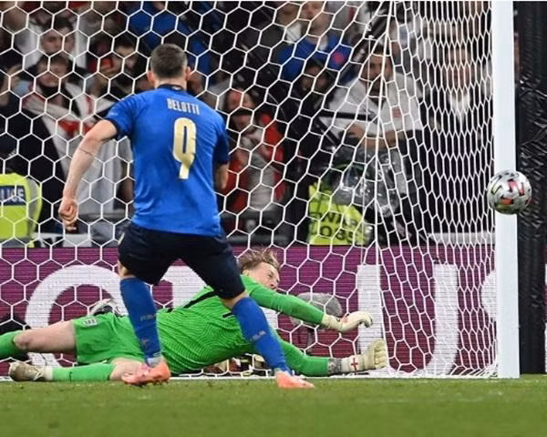 Pickford cũng cản được 2 quả penalty, giống như Donnarumma. - Ảnh: GMS.