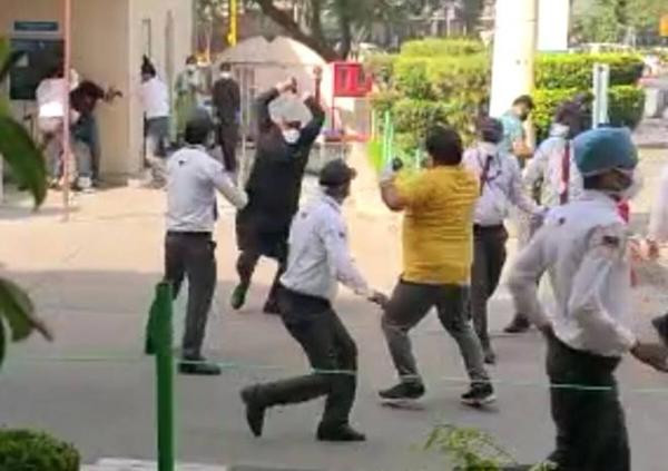 Người nhà bệnh nhân COVID-19 tấn công bác sĩ và y tá ở Bệnh viện Apollo (New Delhi), ngày 27/4. Ảnh: NDTV. Người nhà bệnh nhân COVID-19 tấn công bác sĩ và y tá ở Bệnh viện Apollo (New Delhi), ngày 27/4. Ảnh: NDTV.