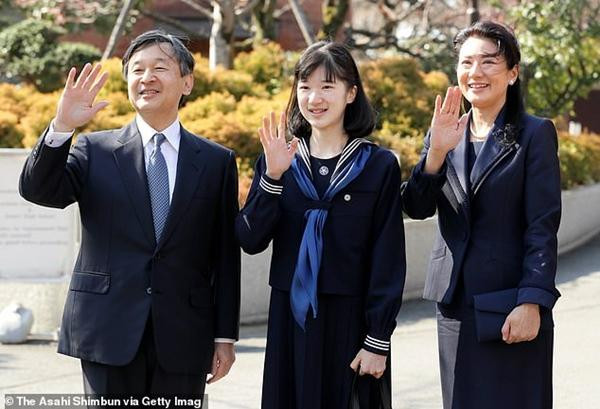 Hiện Aiko đang là sinh viên (trong ảnh là Aiko (giữa) và cha mẹ). Ảnh: The Asahi Shimbun via Getty Images.