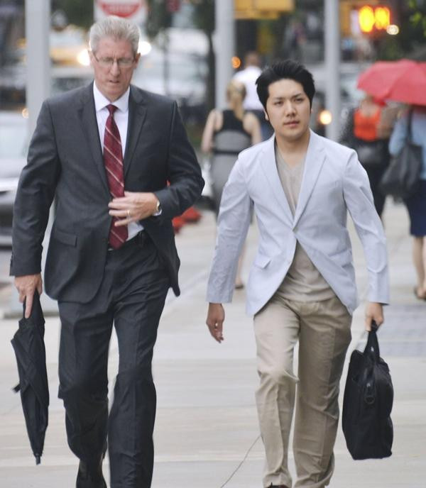 Anh Komuro (phải) trong thời gian ở New York. Ảnh: Kyodo.