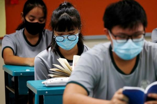 Học sinh, sinh viên Singapore đã đi học lại bình thường, nhưng bỗng xuất hiện một ca nhiễm khó hiểu. Ảnh: Edgar Su/ Reuters. Học sinh, sinh viên Singapore đã đi học lại bình thường, nhưng bỗng xuất hiện một ca nhiễm khó hiểu. Ảnh: Edgar Su/ Reuters.