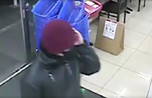 Hình ảnh Watanabe bị ghi lại trên camera an ninh. Ảnh: Yahoo!