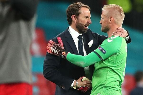 HLV Southgate (Anh) bắt tay thủ môn Schmeichel sau trận bán kết. Ảnh: Nick Potts/ PA Wire.