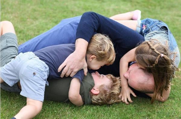 William chơi vật nhau với 3 con. Ảnh: Kensington Royal. William chơi vật nhau với 3 con. Ảnh: Kensington Royal.