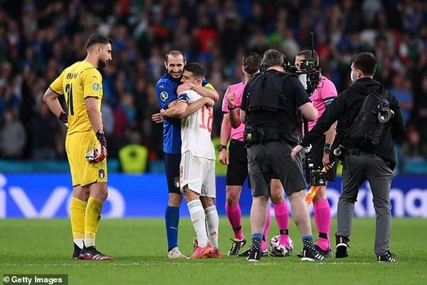 Trong khi Alba vẫn có vẻ ngơ ngác, thì Chiellini trao cho "đối thủ" một cái ôm. Ảnh: Getty Images.