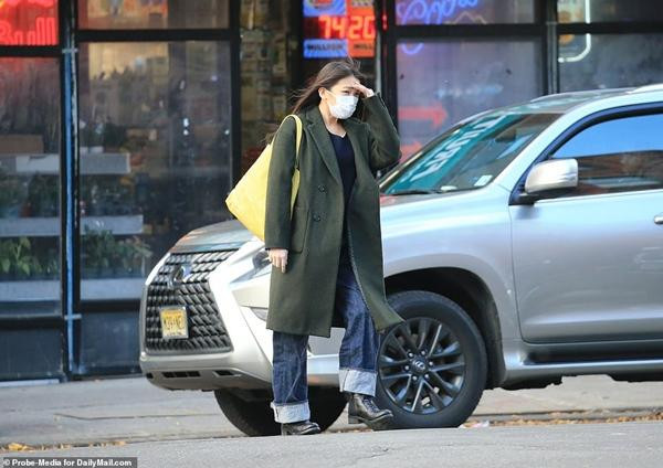 Mako từng bị lạc đường khi ra phố ở New York. Ảnh: Probe-Media/ Daily Mail. Mako từng bị lạc đường khi ra phố ở New York. Ảnh: Probe-Media/ Daily Mail.