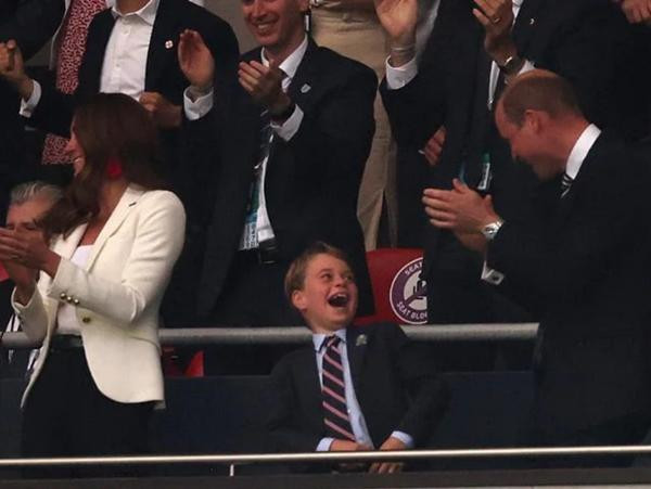 William - Kate và con trai ở thời điểm đầu trận chung kết, khi Anh dẫn trước. Ảnh: Mega.