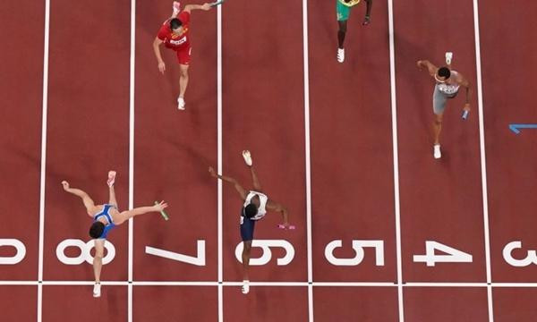 VĐV Anh chậm hơn VĐV Ý chỉ 0,01 giây. Ảnh: Getty. VĐV Anh chậm hơn VĐV Ý chỉ 0,01 giây. Ảnh: Getty.