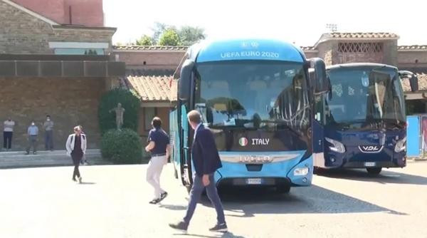 Xe chở đội tuyển Ý lăn bánh rồi mới phát hiện ra còn thiếu người. Ảnh: The Sun. Xe chở đội tuyển Ý lăn bánh rồi mới phát hiện ra còn thiếu người. Ảnh: The Sun.