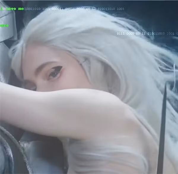 Bài hát mới của Grimes có nhiều lời trách móc tình cũ Elon Musk. Ảnh: Mail Online.