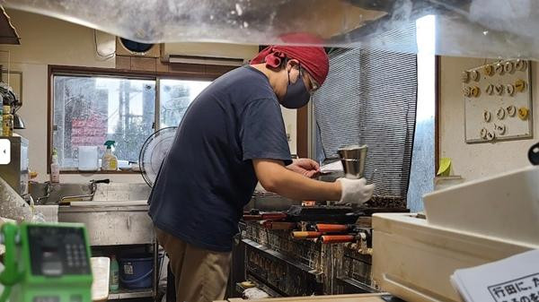 Bác Hashimoto làm bánh cá cho khách. Ảnh: MS. Bác Hashimoto làm bánh cá cho khách. Ảnh: MS.