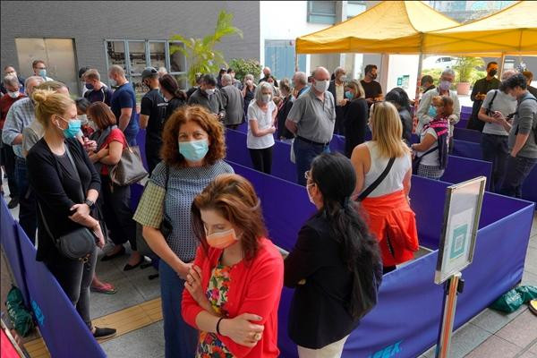 Mọi người xếp hàng chờ tiêm vắc-xin ở Hong Kong vào thời điểm đầu năm nay. Ảnh: Vincent Yu/ AP. Mọi người xếp hàng chờ tiêm vắc-xin ở Hong Kong vào thời điểm đầu năm nay. Ảnh: Vincent Yu/ AP.