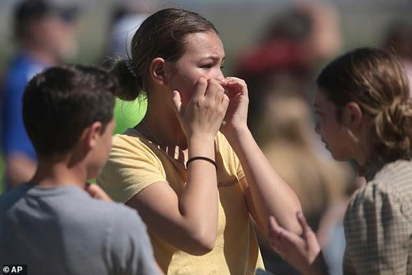 Học sinh sốc sau vụ xả súng ở trường cấp 2 Rigby. Ảnh: AP.