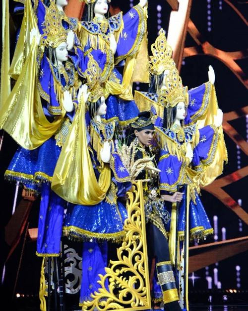 Bộ trang phục rất cồng kềnh. Ảnh: Miss Grand Malaysia. Bộ trang phục rất cồng kềnh. Ảnh: Miss Grand Malaysia.