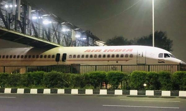 "Tai nạn" máy bay ở Delhi (Ấn Độ). Ảnh: News18. "Tai nạn" máy bay ở Delhi (Ấn Độ). Ảnh: News18.
