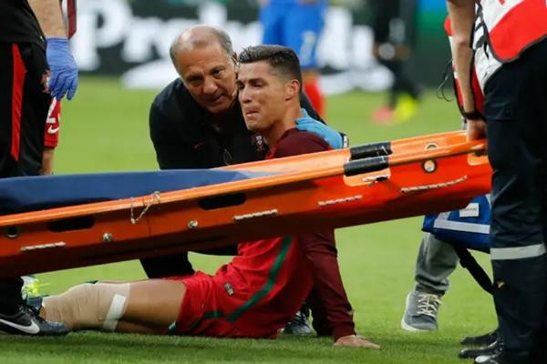 Ronaldo rơi nước mắt khi bị chấn thương, không thể tiếp tục thi đấu trong trận quan trọng. Ảnh: PA.