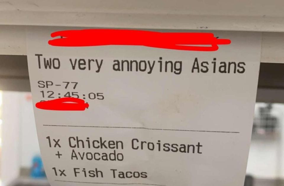 Tờ order lưu tại nhà hàng có ghi miêu tả khách là "hai người châu Á rất khó ưa". Ảnh: Snapchat. Tờ order lưu tại nhà hàng có ghi miêu tả khách là "hai người châu Á rất khó ưa". Ảnh: Snapchat.
