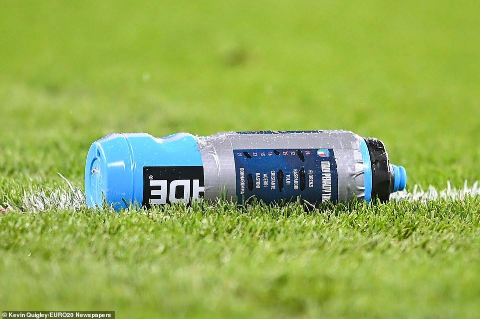 Chai nước của Pickford in đầy tên các cầu thủ Ý. Ảnh: Kevin Quigley/ EURO20 Newspapers.