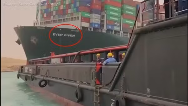 Tên tàu Ever Given được viết bằng chữ nhỏ hơn. Ảnh: WNEP. Tên tàu Ever Given được viết bằng chữ nhỏ hơn. Ảnh: WNEP.