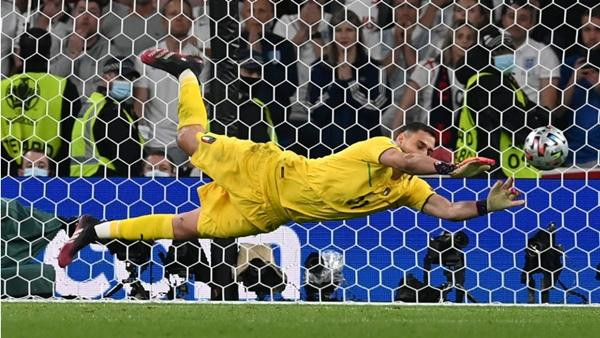 Donnarumma mới 22 tuổi nhưng luôn tỏ ra rất bình thản trước những quả penalty. Ảnh: Paul Ellis/ Pool/ AP.