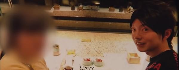 Ăn mừng sinh nhật với một trong các cô người yêu. Ảnh: MBS. Ăn mừng sinh nhật với một trong các cô người yêu. Ảnh: MBS.