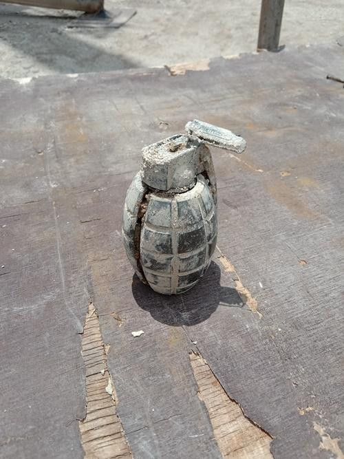 Quả lựu đạn được Đội Gỡ Bom đặt ra chỗ trống trải. Ảnh: Facebook.