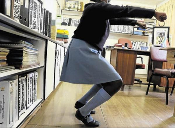 Lúc đầu, Ren bị yêu cầu tập squat 300 cái. Ảnh minh họa: Dispatch Live. Lúc đầu, Ren bị yêu cầu tập squat 300 cái. Ảnh minh họa: Dispatch Live.