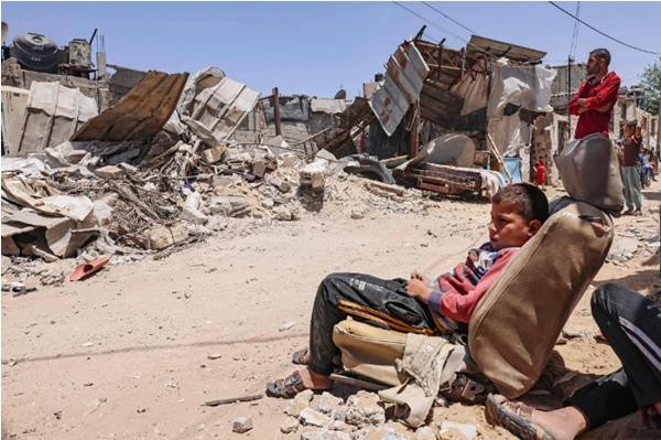 Trẻ em ở dải Gaza không thể chạy trốn đi đâu. Ảnh: Said Khatib/ AFP/ Getty Images. Trẻ em ở dải Gaza không thể chạy trốn đi đâu. Ảnh: Said Khatib/ AFP/ Getty Images.