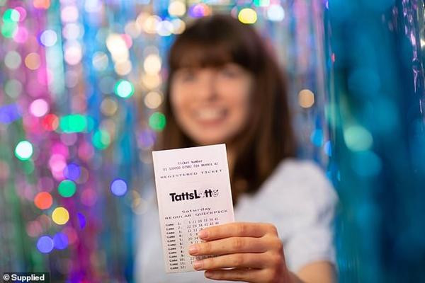 Người phụ nữ ở Úc vừa trúng xổ số hơn 1 triệu đôla Úc (hơn 17 tỷ đồng). Ảnh: Mail Online. Người phụ nữ ở Úc vừa trúng xổ số hơn 1 triệu đôla Úc (hơn 17 tỷ đồng). Ảnh: Mail Online.