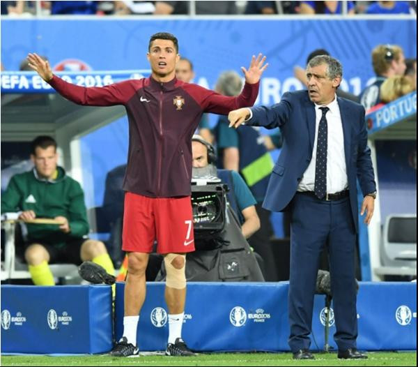 Ronaldo có vẻ còn nổi bật hơn HLV thật khi chỉ đạo đồng đội trong trận chung kết EURO 2016. Ảnh: The Sun. Ronaldo có vẻ còn nổi bật hơn HLV thật khi chỉ đạo đồng đội trong trận chung kết EURO 2016. Ảnh: The Sun.