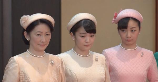 Thân Vương phi Kiko (trái) cùng 2 con gái là Công chúa Mako (giữa) và Công chúa Kako (phải). Ảnh: Twitter. Thân Vương phi Kiko (trái) cùng 2 con gái là Công chúa Mako (giữa) và Công chúa Kako (phải). Ảnh: Twitter.