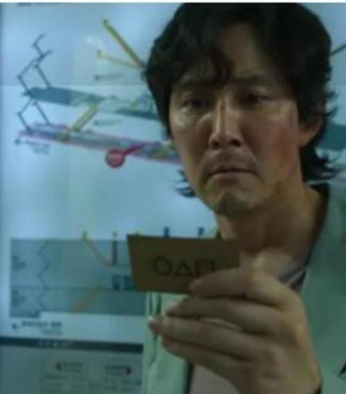 Cư dân mạng cho rằng việc Netflix dùng một số điện thoại thật trong phim là "thiếu tôn trọng" (chủ nhân thật của số máy). Ảnh: Netflix.