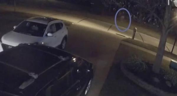 Hình ảnh "cô bé" mờ ảo chạy một mình trên phố, khiến nhiều người lo sợ. Ảnh: WKYC. Hình ảnh "cô bé" mờ ảo chạy một mình trên phố, khiến nhiều người lo sợ. Ảnh: WKYC.