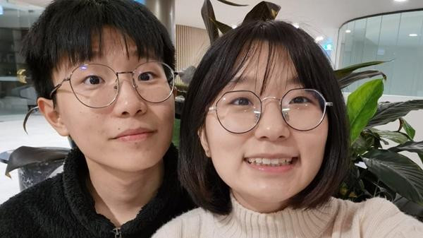 Adam cùng bạn gái. Ảnh: News AU. Adam cùng bạn gái. Ảnh: News AU.