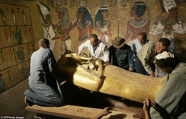Các nhà khảo cổ học khai quật hầm mộ cổ của Vua Tutankhamun vào năm 2007. Ảnh: AFP/ Getty Images. Các nhà khảo cổ học khai quật hầm mộ cổ của Vua Tutankhamun vào năm 2007. Ảnh: AFP/ Getty Images.