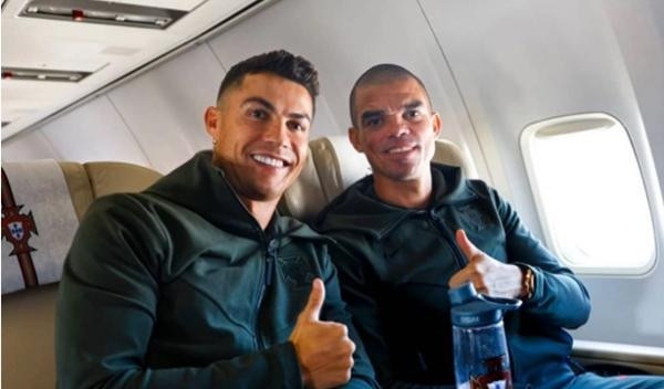 Ronaldo và Pepe trên máy bay của đội tuyển Bồ Đào Nha. Ảnh: Instagram. Ronaldo và Pepe trên máy bay của đội tuyển Bồ Đào Nha. Ảnh: Instagram.