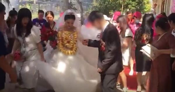 Việc đi lại của cô dâu cũng không dễ dàng. Ảnh: QQ.