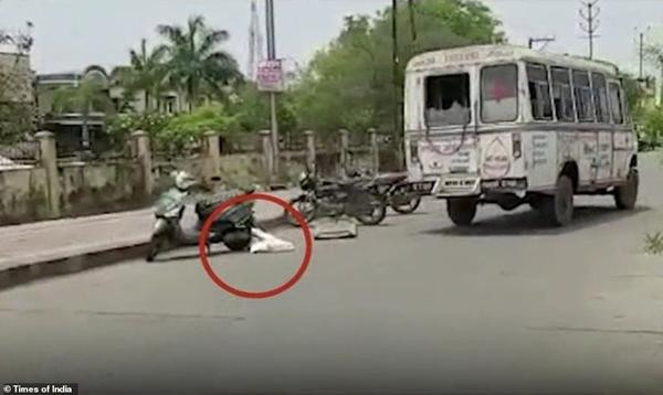 Xác bệnh nhân rơi văng từ cửa bên của xe cấp cứu xuống đường. Ảnh: Times of India. Xác bệnh nhân rơi văng từ cửa bên của xe cấp cứu xuống đường. Ảnh: Times of India.