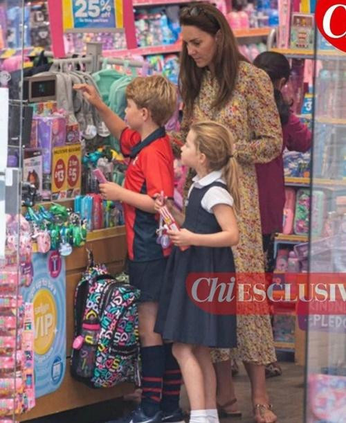 Có người vừa chụp được ảnh Kate đưa 2 con lớn đi mua sắm. Ảnh: Instagram. Có người vừa chụp được ảnh Kate đưa 2 con lớn đi mua sắm. Ảnh: Instagram.
