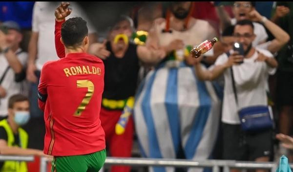 Ronaldo rất tỉnh táo khi nhận thấy một chai nước ngọt bị ném về phía mình. Ảnh: Avalon.Red. Ronaldo rất tỉnh táo khi nhận thấy một chai nước ngọt bị ném về phía mình. Ảnh: Avalon.Red.