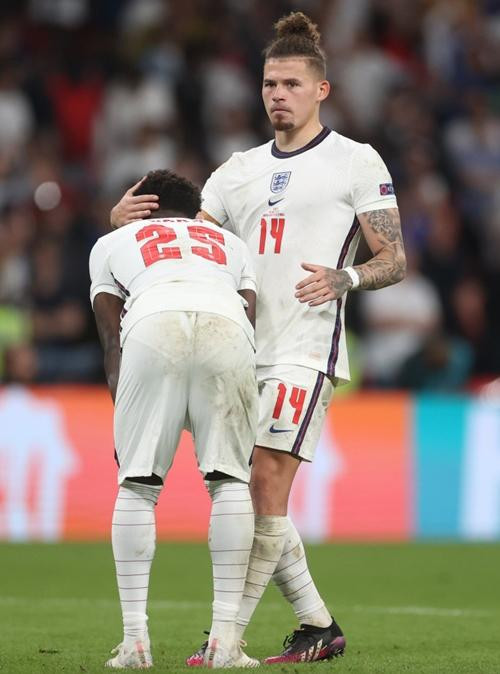 Phillips là người đầu tiên vội vã chạy tới chỗ Saka. Ảnh: Getty Images. Phillips là người đầu tiên vội vã chạy tới chỗ Saka. Ảnh: Getty Images.