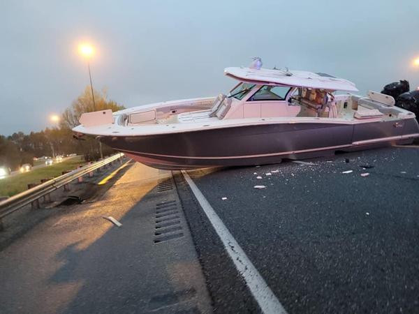 Con tàu nhỏ màu hồng rơi từ xe vận chuyển xuống, chắn ngang đường cao tốc ở Mỹ. Ảnh: Orlando Sentinel. Con tàu nhỏ màu hồng rơi từ xe vận chuyển xuống, chắn ngang đường cao tốc ở Mỹ. Ảnh: Orlando Sentinel.