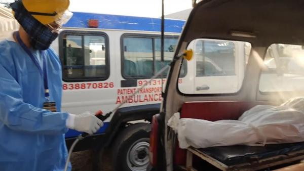 Xác bệnh nhân được xịt khử trùng. Ảnh: Sky News. Xác bệnh nhân được xịt khử trùng. Ảnh: Sky News.