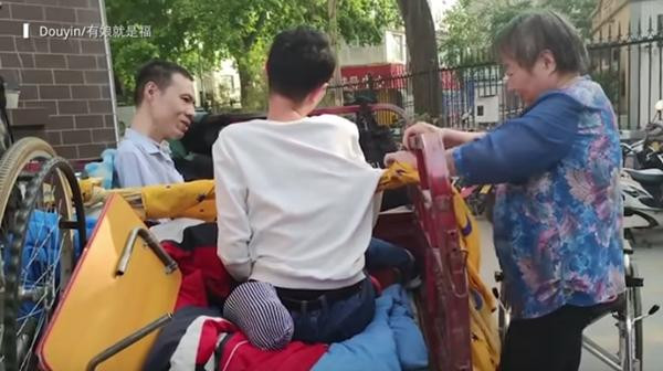 Tuy đã 60 tuổi, nhưng bà Lu luôn tự bế các con lên thùng xe (gắn vào xe máy) mỗi khi cần di chuyển. Ảnh: Douyin. Tuy đã 60 tuổi, nhưng bà Lu luôn tự bế các con lên thùng xe (gắn vào xe máy) mỗi khi cần di chuyển. Ảnh: Douyin.