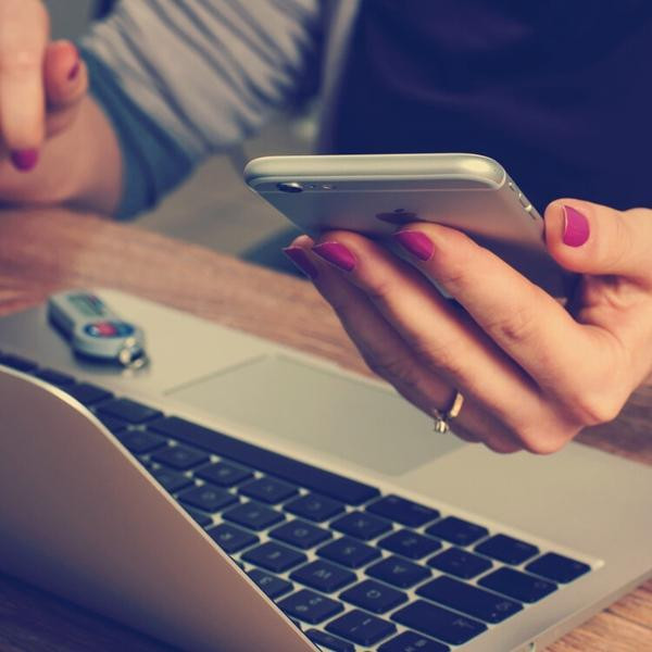 Sarah gọi điện cho số máy hỗ trợ kỹ thuật mà không biết là mình sẽ gặp kỹ thuật viên từ nước nào. Ảnh minh họa: WFS. Sarah gọi điện cho số máy hỗ trợ kỹ thuật mà không biết là mình sẽ gặp kỹ thuật viên từ nước nào. Ảnh minh họa: WFS.