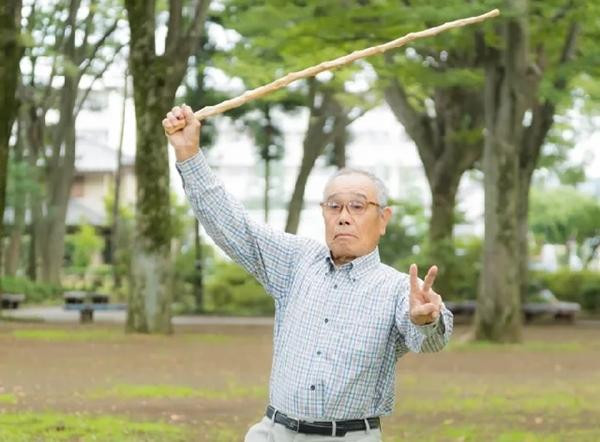 Ông cụ 75 tuổi ở Nhật đang đi giao báo thì bị gấu tấn công. Ảnh minh họa: Soranews. Ông cụ 75 tuổi ở Nhật đang đi giao báo thì bị gấu tấn công. Ảnh minh họa: Soranews.