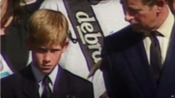 Trong phần giới thiệu loạt phim tài liệu mới của Harry, có hình ảnh Harry và cha mình tại tang lễ Công nương Diana. Ảnh: Apple. Trong phần giới thiệu loạt phim tài liệu mới của Harry, có hình ảnh Harry và cha mình tại tang lễ Công nương Diana. Ảnh: Apple.